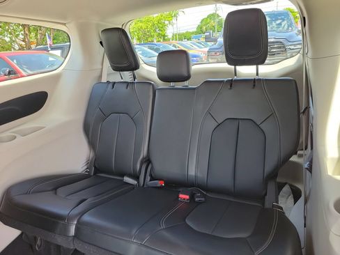 Used 2024 Chrysler Pacifica Touring-L FWD image 17