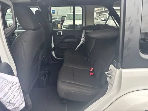 Used 2019 Jeep Wrangler Unlimited Sahara AWD/4WD image 11