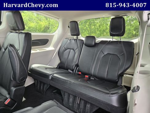 Used 2023 Chrysler Pacifica Touring-L FWD image 32