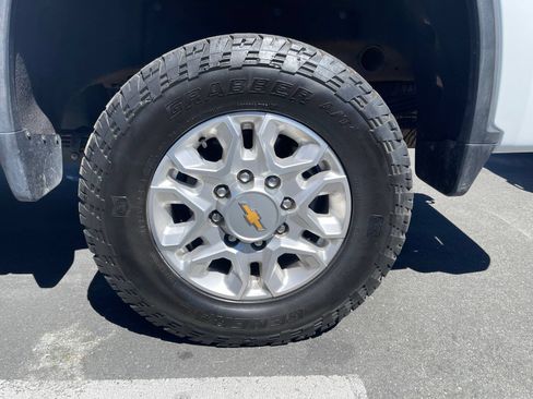 Used 2024 Chevrolet Silverado 2500 LT AWD/4WD image 3
