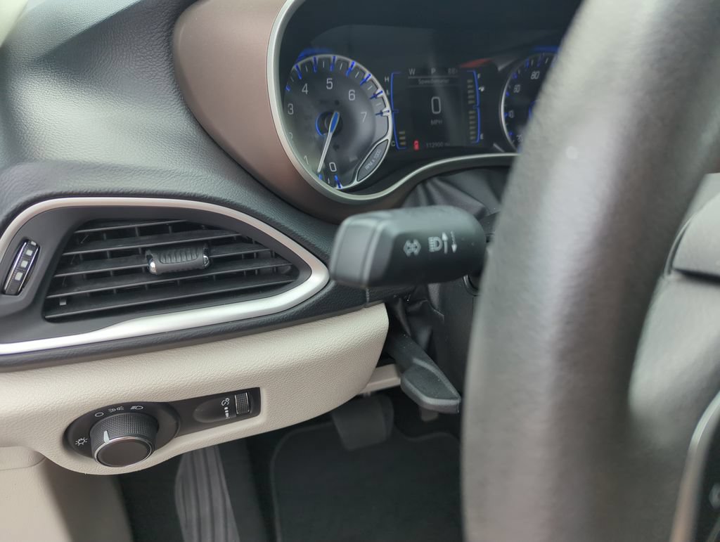 Used 2018 Chrysler Pacifica L FWD image 20