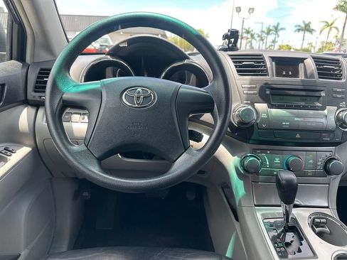 Used 2011 Toyota Highlander 4WD w/ Tow Pkg image 29