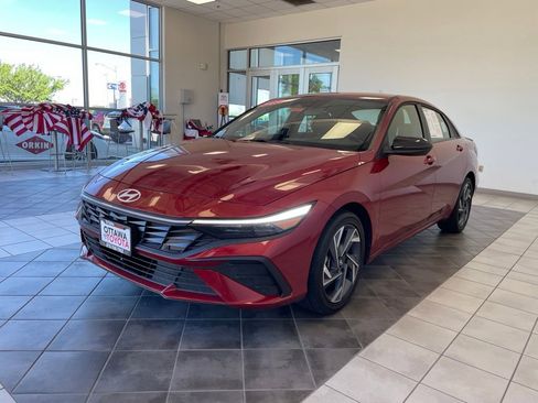 Used 2025 Hyundai Elantra Sport FWD image 2