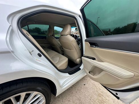Used 2018 Toyota Camry XLE FWD image 19
