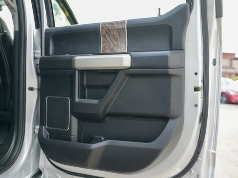 Used 2017 Ford F250 Lariat w/ Chrome Package image 47