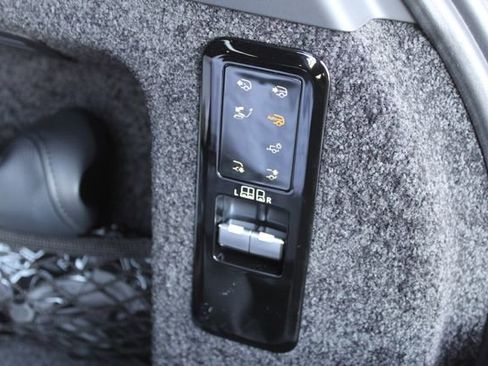 Used 2025 Land Rover Range Rover SV image 27