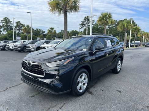 Used 2023 Toyota Highlander LE FWD image 5