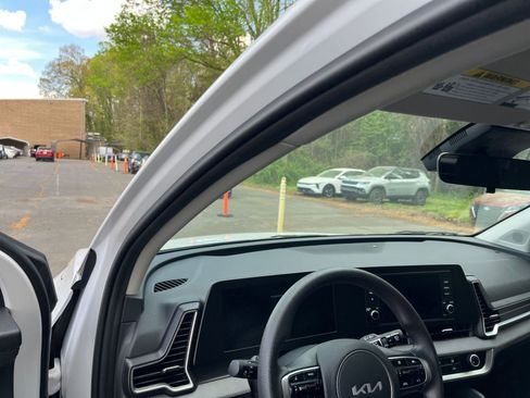 Used 2025 Kia Sportage LX image 33