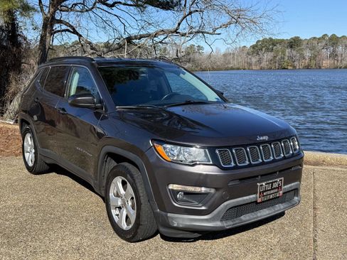 Used 2018 Jeep Compass Latitude image 2