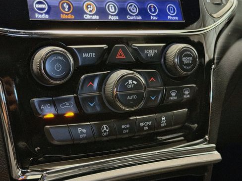 Used 2019 Jeep Grand Cherokee Altitude AWD/4WD image 10