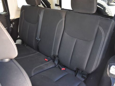 Used 2018 Jeep Wrangler Unlimited Sahara w/ Connectivity Group AWD/4WD image 20