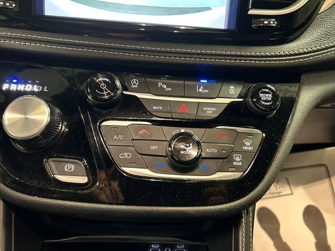 Used 2024 Chrysler Pacifica Limited w/ S Appearance Package image 19