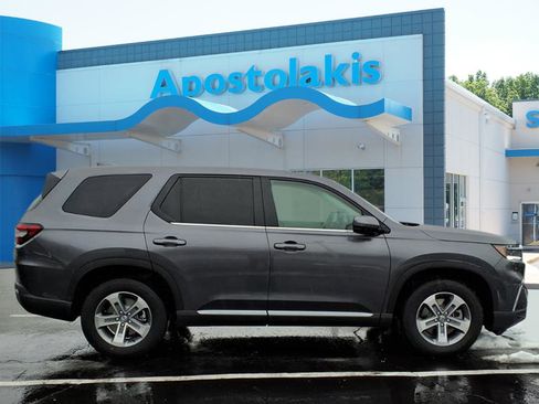 New 2025 Honda Pilot EX-L image 2