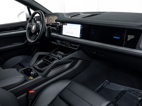 Certified 2026 Porsche Cayenne AWD/4WD image 16