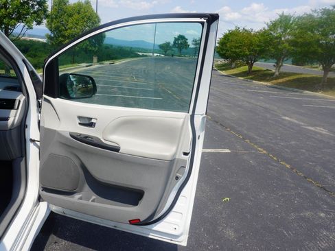 Used 2012 Toyota Sienna SE FWD image 17