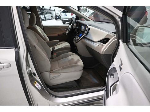 Used 2015 Toyota Sienna LE FWD image 15