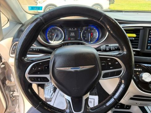 Used 2019 Chrysler Pacifica Touring-L FWD image 16