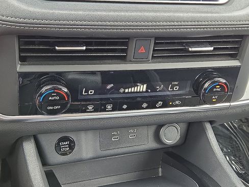 Used 2024 Nissan Rogue SV FWD image 29
