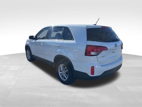 Used 2015 Kia Sorento LX image 4