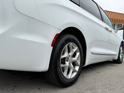 Used 2020 Chrysler Pacifica Limited image 16