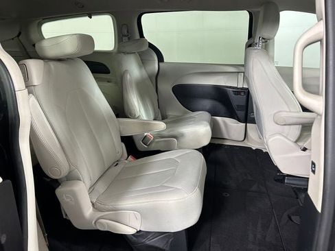 Used 2017 Chrysler Pacifica Touring FWD image 27