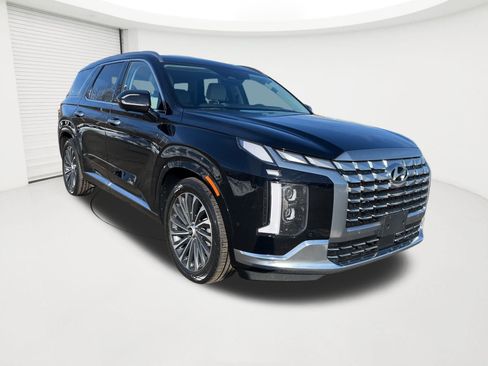 Used 2023 Hyundai Palisade Calligraphy image 3