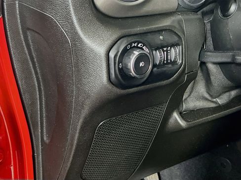 Used 2018 Jeep Wrangler Unlimited Sahara w/ Dual Top Group AWD/4WD image 10