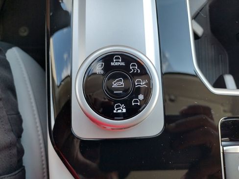 New 2025 Mitsubishi Outlander SE image 24