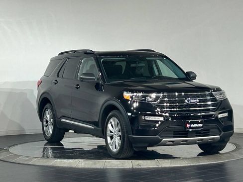 Used 2023 Ford Explorer XLT w/ Equipment Group 202A AWD/4WD image 2