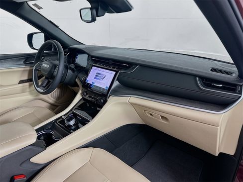 Used 2024 Jeep Grand Cherokee Limited image 29