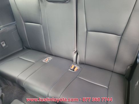 Used 2023 Toyota Highlander Limited FWD image 12