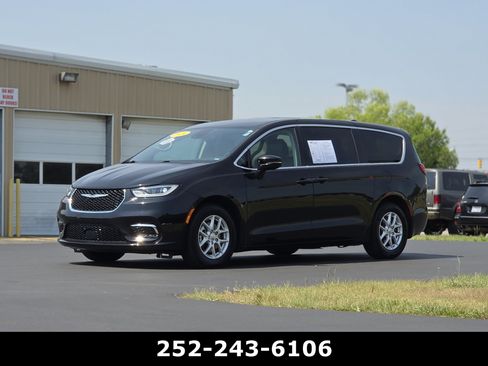 Used 2024 Chrysler Pacifica Touring-L FWD image 3