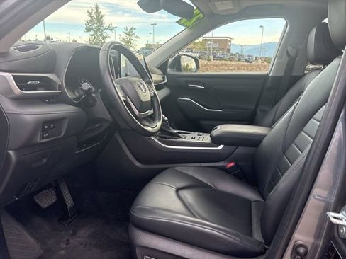 Used 2024 Toyota Highlander XLE image 25