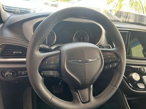 Used 2025 Chrysler Pacifica Limited image 31