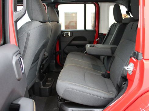 Used 2025 Jeep Wrangler Unlimited Sahara AWD/4WD image 8
