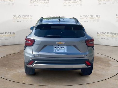 Used 2025 Chevrolet Trax LT w/ Driver Confidence Package image 4