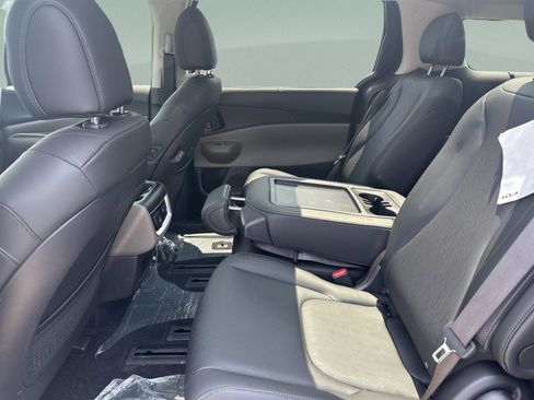 New 2025 Kia Carnival SX FWD image 31