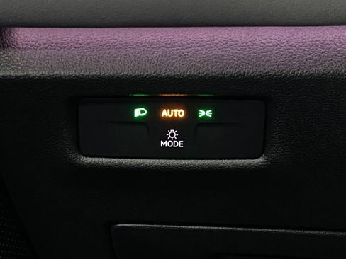 New 2025 Volkswagen Tiguan SE image 12