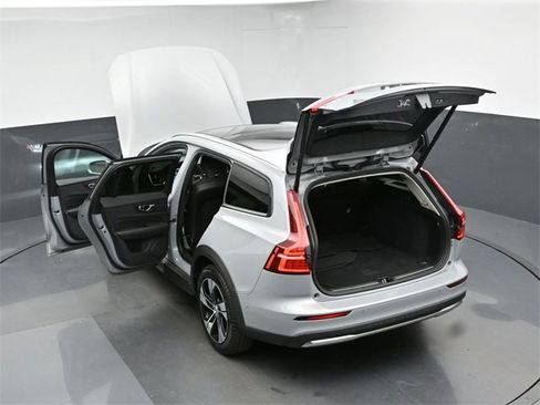 Used 2024 Volvo V60 B5 Cross Country Plus image 49