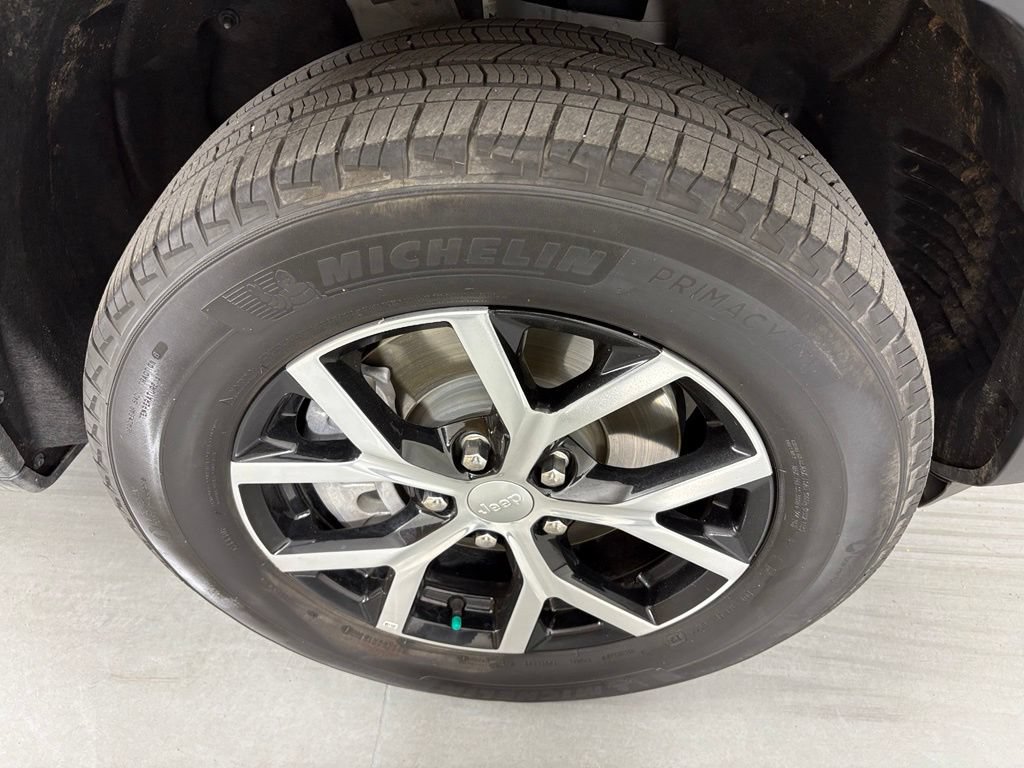 Used 2024 Jeep Grand Cherokee L Limited RWD image 10