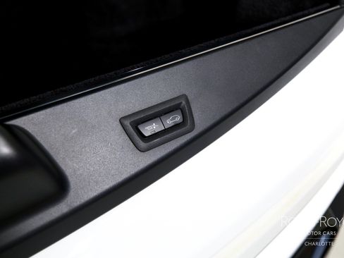 Used 2021 Rolls-Royce Cullinan Black Badge image 27