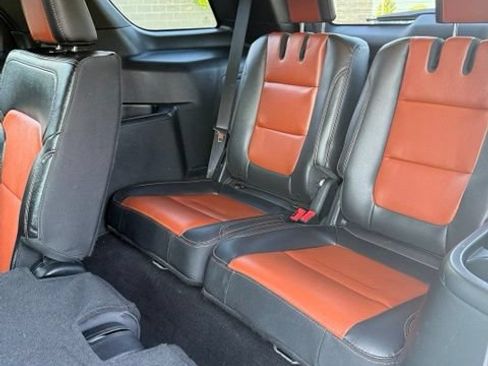 Used 2019 Ford Explorer XLT w/ Equipment Group 202A AWD/4WD image 37