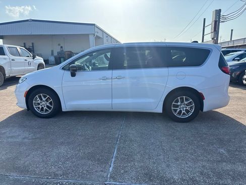 Used 2024 Chrysler Pacifica Touring-L FWD image 8