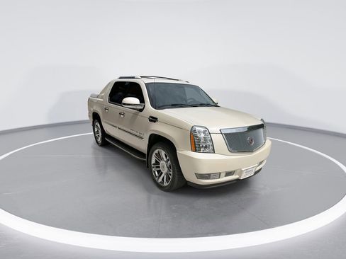 Used 2007 Cadillac Escalade EXT w/ Information Package AWD/4WD image 2