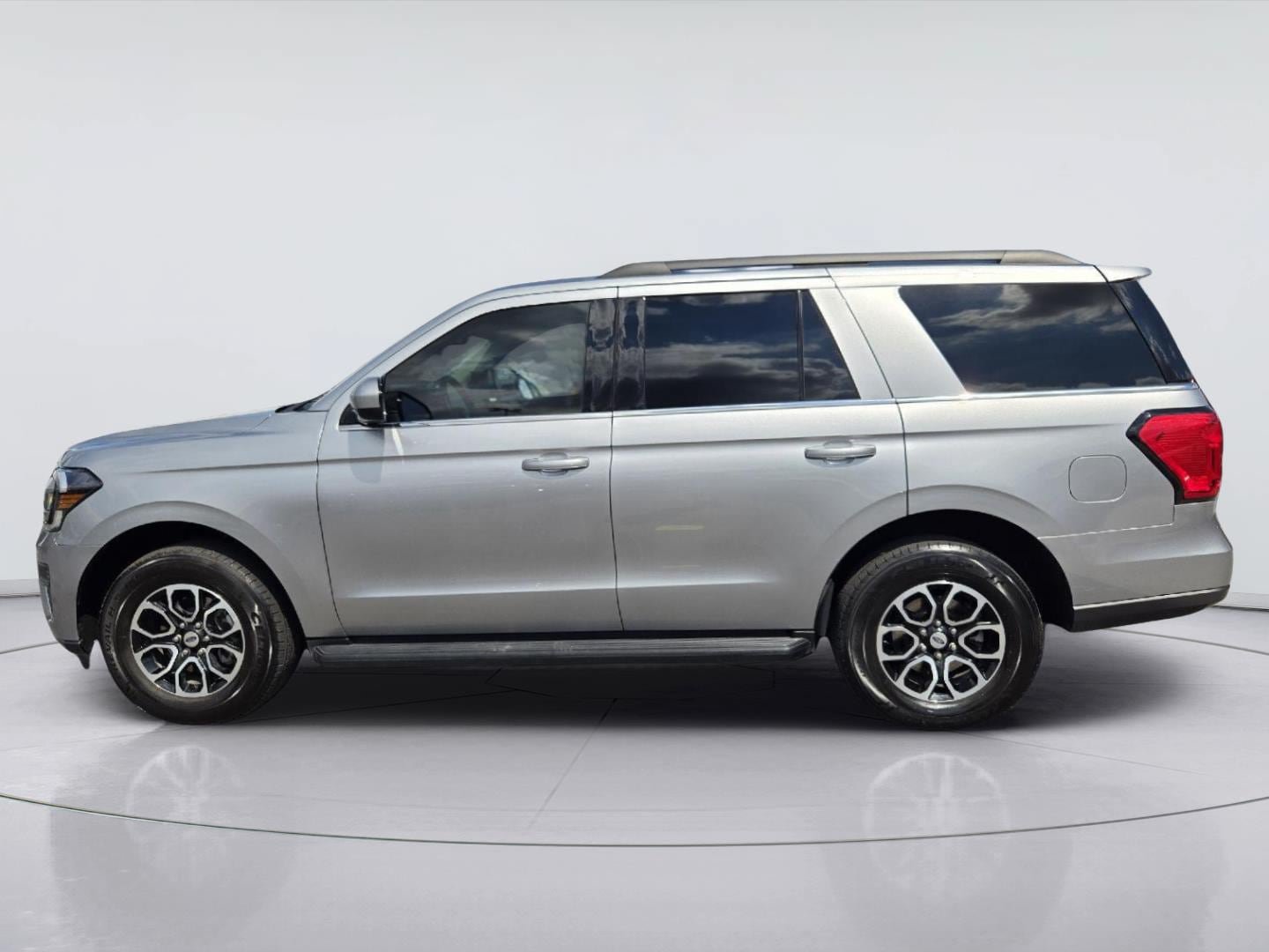 Used 2024 Ford Expedition XLT RWD image 5
