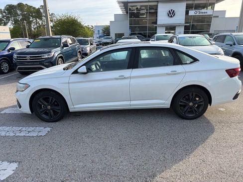Certified 2024 Volkswagen Jetta SE w/ Panoramic Sunroof Package image 3