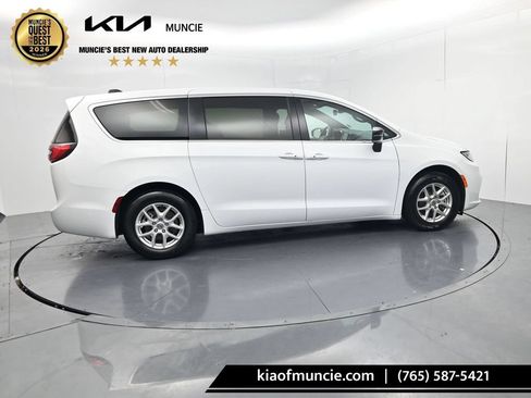 Used 2025 Chrysler Pacifica Select FWD image 8