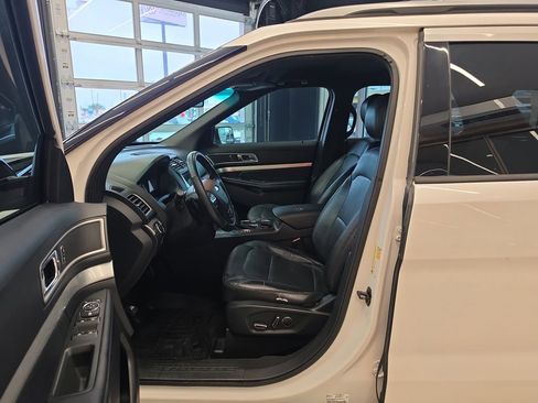 Used 2017 Ford Explorer XLT w/ Equipment Group 202A FWD image 14