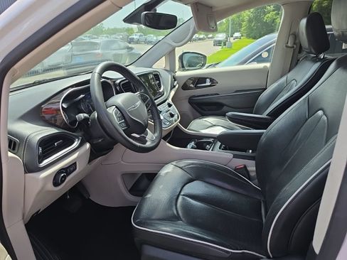 Used 2023 Chrysler Pacifica Limited FWD image 2