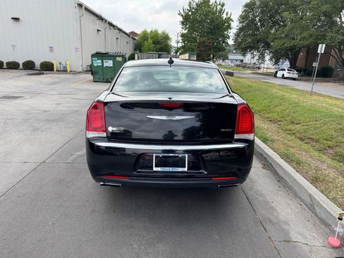 Used 2017 Chrysler 300 Limited RWD image 10